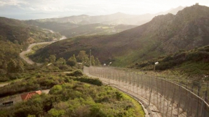 Сотни мигрантов прорвались через шестиметровый забор в Испанию