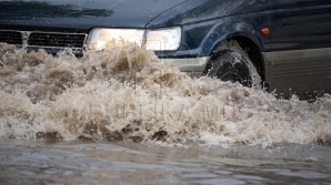 Накануне вечером на Старой Почте прорвало трубу водопровода, вода текла всю ночь