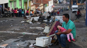 В голодающей Венесуэле люди в поисках еды разграбили склад