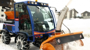 В Мытищах ребенок сломал ноги, попав под ручную снегоуборочную машину