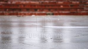 Ледяной дождь на Украине превратил дороги в каток