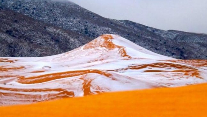 В самой большой пустыне мира Сахаре выпал снег