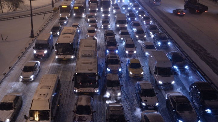 Москва встала в девятибалльных пробках