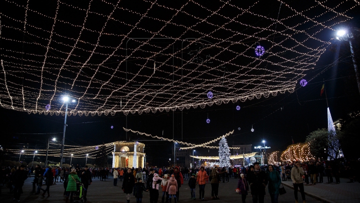 В центре Кишинева зажгли главную елку страны (ФОТОРЕПОРТАЖ)