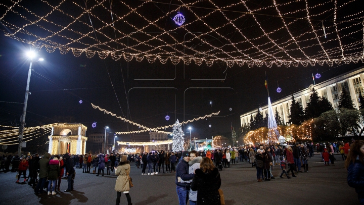 В центре Кишинева зажгли главную елку страны (ФОТОРЕПОРТАЖ)