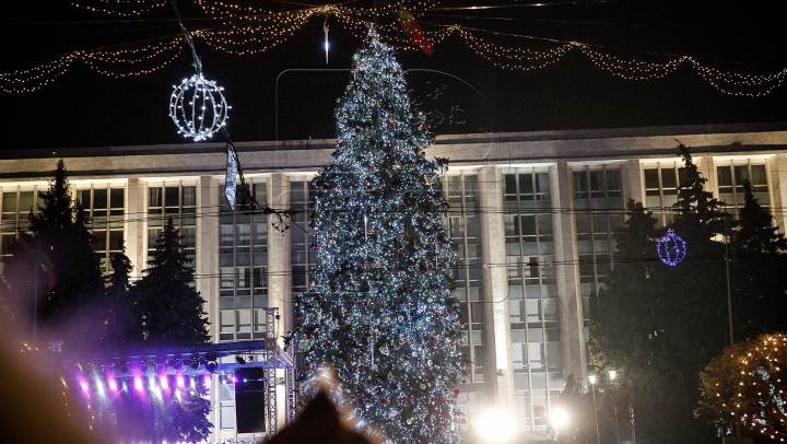 В центре Кишинева зажгли главную елку страны (ФОТОРЕПОРТАЖ)