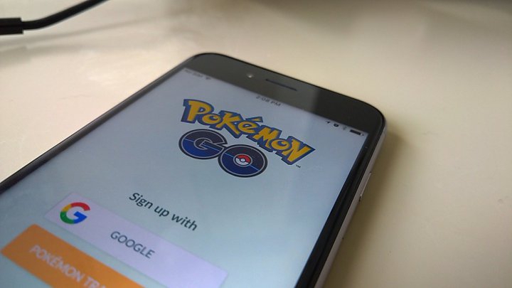 Из Pokemon GO убрали откровенное изображение девушки-тренера