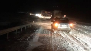 Как грузовик занесло в кювет на заснеженной дороге