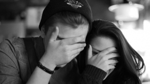 На полицейских завели дело за жестокое избиение юноши и девушки