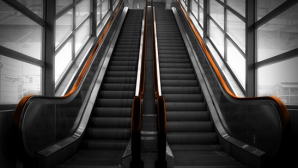 Страшные кадры: камера сняла, как пожилой мужчина почти минуту буквально кувыркался на эскалаторе