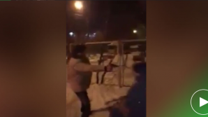 Нападение полицейских с оружием на сотрудников кафе попало на видео