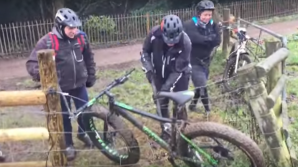Вызволяющие велосипед из электрической изгороди британцы насмешили соцсети