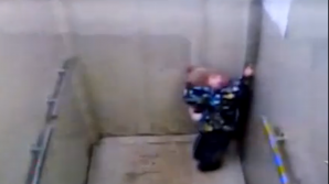 Камеры сняли, как малыш, забытый воспитателями в лифте, пытался дотянуться до кнопки вызова