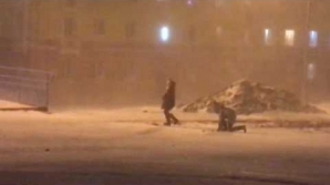 Видео: жители Норильска добирались домой ползком из-за урагана