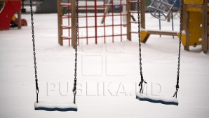 Из-за снегопадов закрыты 24 учебных заведения страны 