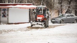 В очистке дорог в столице задействованы 24 спецмашины