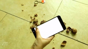 Владельцы новых смартфонов Nokia научились колоть ими орехи