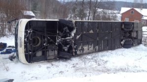 В Карелии опрокинулся экскурсионный автобус, сообщил источник