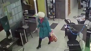 Недовольная посетительница набросилась с ножом на парикмахера: видео