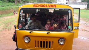 В Индии столкнулись школьный автобус и грузовик, погибли 25 человек