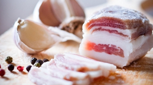 В холодное время в рацион нужно обязательно включать сало и мясо