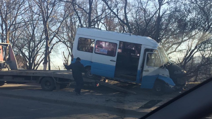 В столице микроавтобус съехал с трассы и врезался в дерево