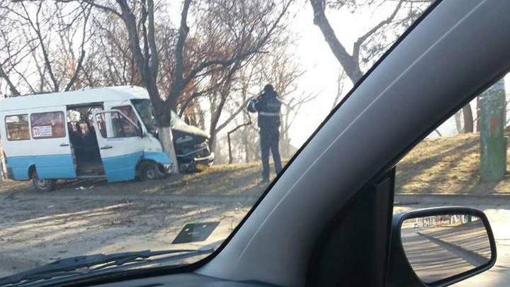 В столице микроавтобус съехал с трассы и врезался в дерево