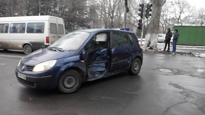 В столице столкнулись два автомобиля прямо на перекрёстке