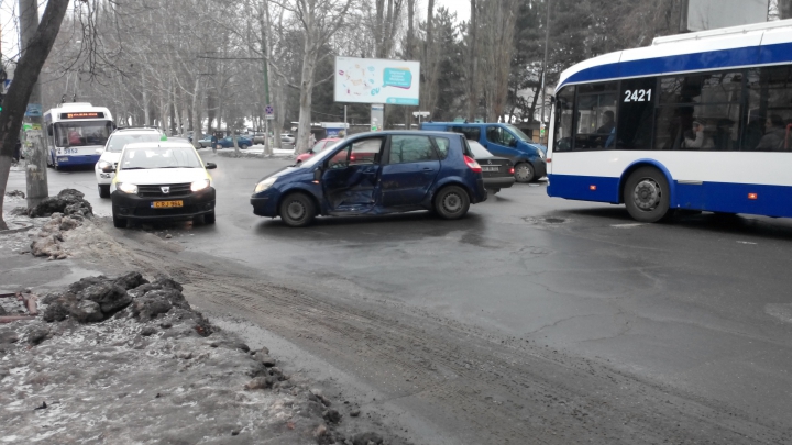 В столице столкнулись два автомобиля прямо на перекрёстке