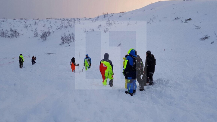 Опубликованы первые фото с места схода лавины на группу туристов под Мурманском