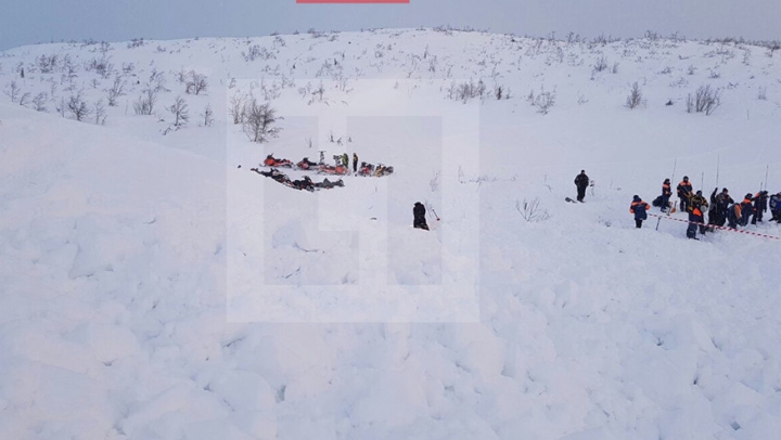 Опубликованы первые фото с места схода лавины на группу туристов под Мурманском