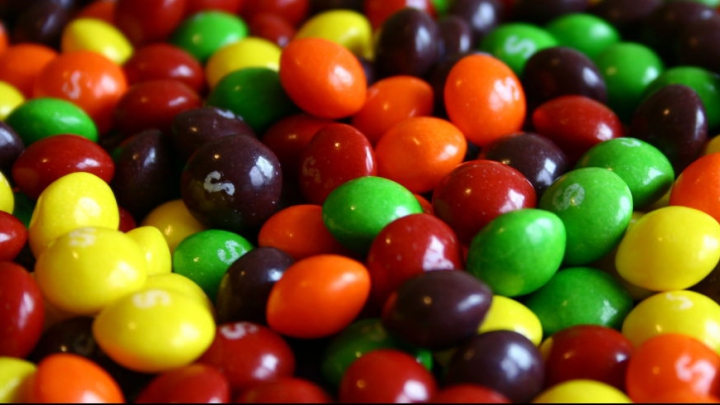 В США шоссе засыпало драже Skittles для скотины