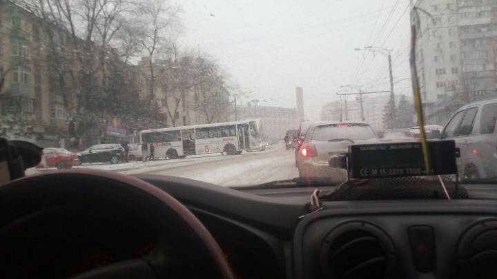 Автобус протаранил четыре машины возле гостиницы "Chisinau"