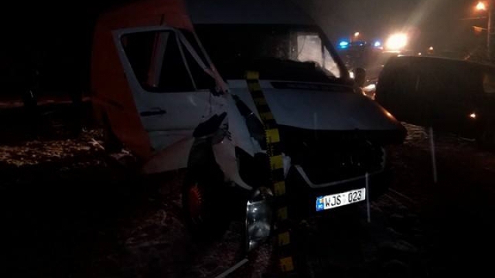 Микроавтобус с пассажирами из Молдовы попал под поезд в Румынии