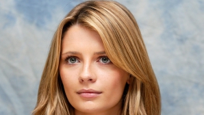 Видео: Актриса Миша Бартон на грузовике врезалась в жилой дом