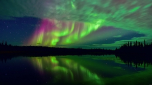 Уникальные кадры: пассажир самолета снял северное сияние в небе над Канадой