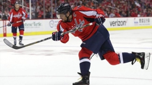 Овечкин запустил шайбу в лицо арбитру: видео