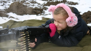 Американские родители осчастливили дочку дробовиком 12-го калибра