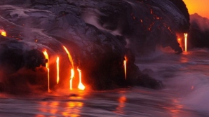 Гавайский вулкан вскипятил воду на побережье