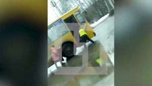 В Рязани пенсионерам пришлось толкать заглохший троллейбус