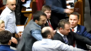 Верховная рада: депутат в драке оторвал рукав оппоненту