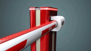 Видео: в порыве ярости мужчина голыми руками сломал шлагбаум в Москве