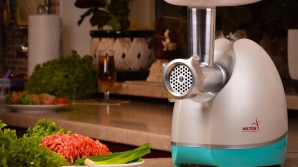 Жительнице столицы понадобилась помощь спасателей, чтобы вытащить палец из мясорубки