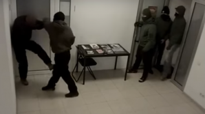 Нападения на выставку о Майдане попало на камеры видеонаблюдения