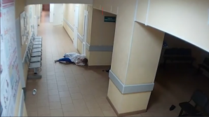 Жестокое избиение медиков пьяным пациентом попало на камеры (18+)