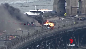 Пассажир вернулся в горящий автобус, чтобы оплатить проезд