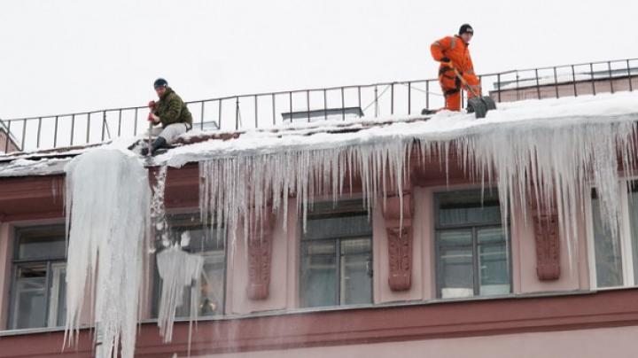 В Москве с крыши дома на ребенка в коляске упал снег