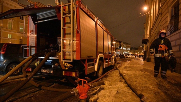 Четыре машины сгорели в Петербурге из-за шлагбаума