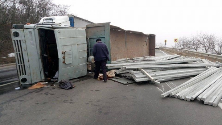 Под Оргеевом перевернулся грузовик 