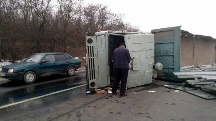 Под Оргеевом перевернулся грузовик 